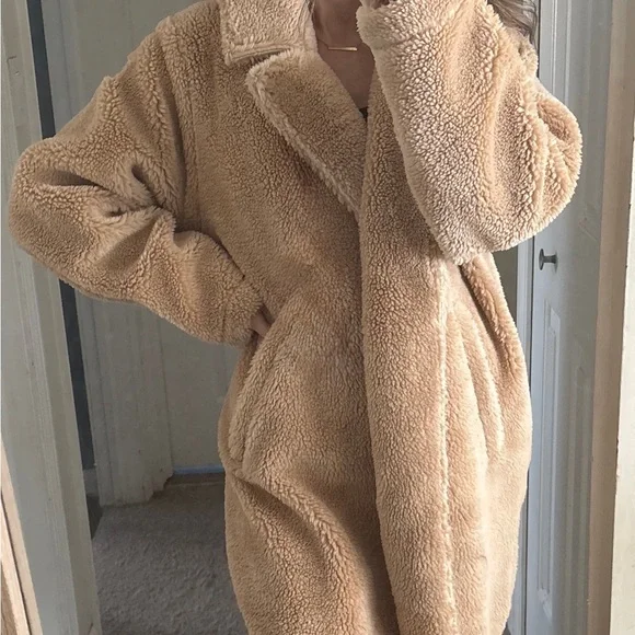 ALO Yoga Teddy Sherpa Jacket in Camel - Picture 3 of 3